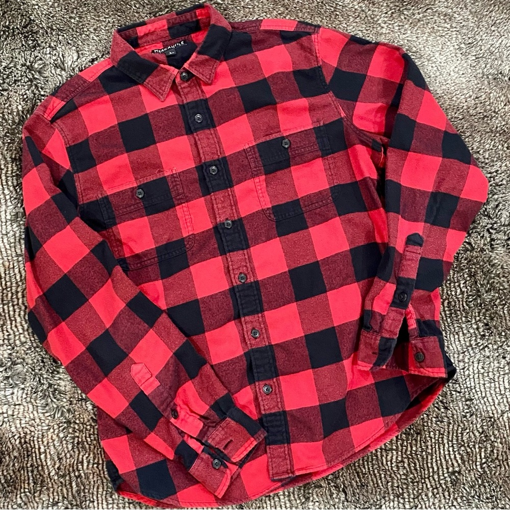 Men’s red and black buffalo plaid flannel long sleeve button up